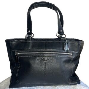 COACH pebbled Leather Black Shoulder bag. EUC
